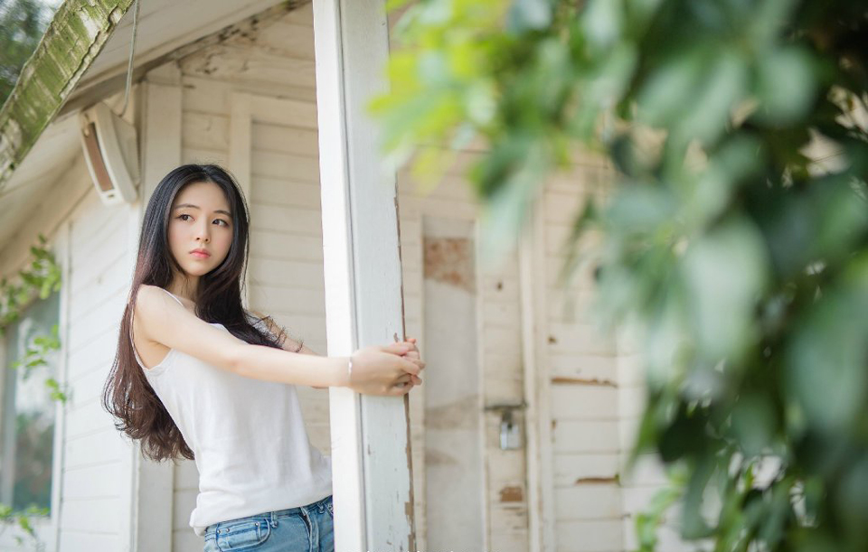 “夫君~”一名美妇带着一股慵懒的风情来到刘璝身后，轻声唤道。